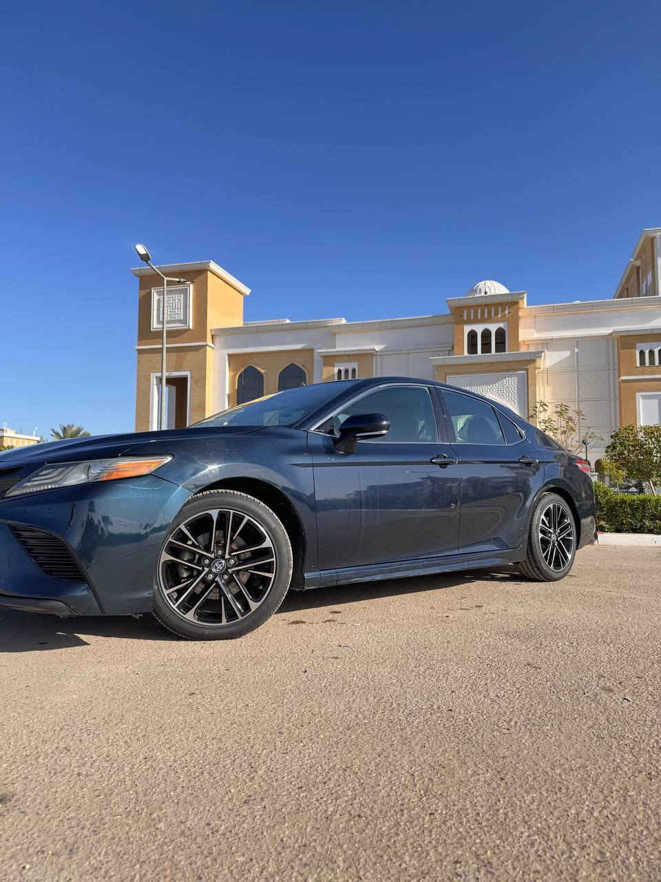 تويوتا كامري (XSE) 2018🖤🔥
🇺🇸 وارد أمريكي

💪 محرك 6 سلندر (V6)
🚘 دفع أمامي
💡 مصابيح LED أمامية وخلفية
🔊 دبل إكزوزت
🪑 داخلية جلد
🔑 دخول ذكي
📺 شاشة عرض 8 إنج
🌤️ فتحة سقف بانوراما
🎥 كاميرا خلفية
📡 حساسات أمامية وخلفية
🛡️ أنظمة أمان ABS / VSC / TRC
🛞 تخم تاير جديد
🔧 حدادية جديدة
⚠️ حادث قبق جنطة (صور الحادث مرفقة)
السعر 170..  وبيه مجال 
 مكان السياره : كربلاء 
رقم لهاتف :👇
 *********** / ***********
