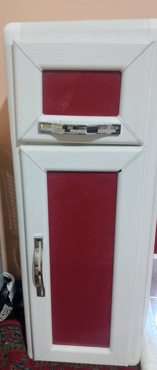 للبيع طقم ديكور حلاقة كامل (3 قطع) بتصميم أنيق وعملي جداً، مصنوع من الألمنيوم الدرجة الأولى (مقاوم للرطوبة والحرارة)
مراية حلاقة واسعة: مع إطار ألمنيوم أبيض وتطعيم أحمر، تعطي مظهر فخم للمكان.
ميز (جاروف) جانبي: يحتوي على درج ومساحة تخزين للمكائن والمعدات، مع يدات كروم حديثة.
رفوف عرض (فاترينة): تحتوي على رفوف زجاجية، مثالية لعرض العطور، الكريمات، أو أدوات الحلاقة.
المميزات 💰 السعر المطلوب: 100 ألف دينار عراقي (سعر قفل وبلاش بالنسبة لنظافته للتواصل:
عبر الرسائل أو الاتصال على الرقم [***********]
