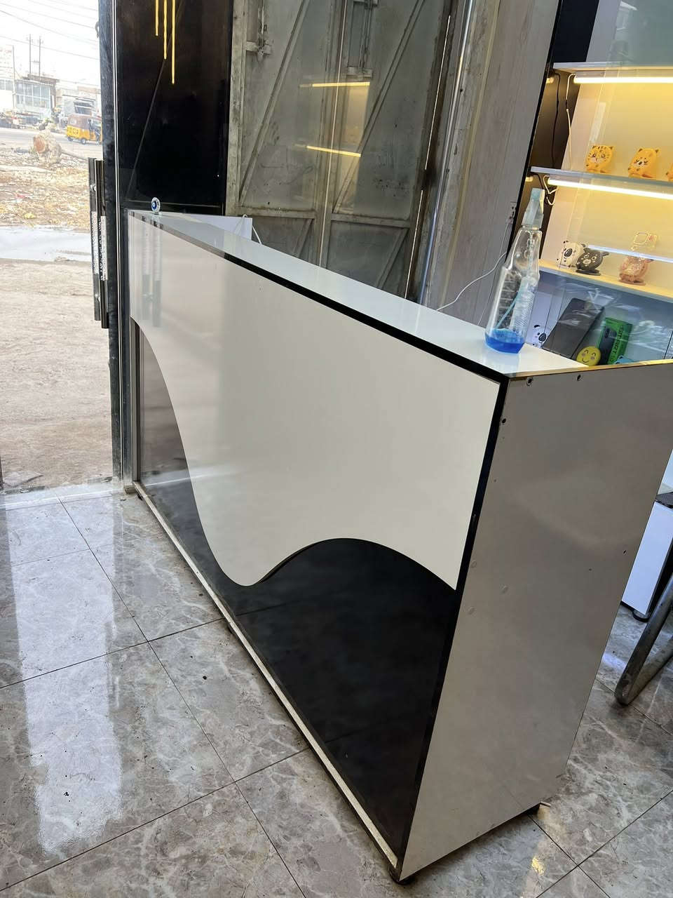 سلام عليكم عارضات اكسسوارات عدد٣ وحده رفوف مع ميز صيانه طول ١٢٠ العرض مترين الغمج ٥٠ للبيع ***********  واتساب فقط العلوان جسر ديالى الجديد الكرغوليه سايد الواحد
