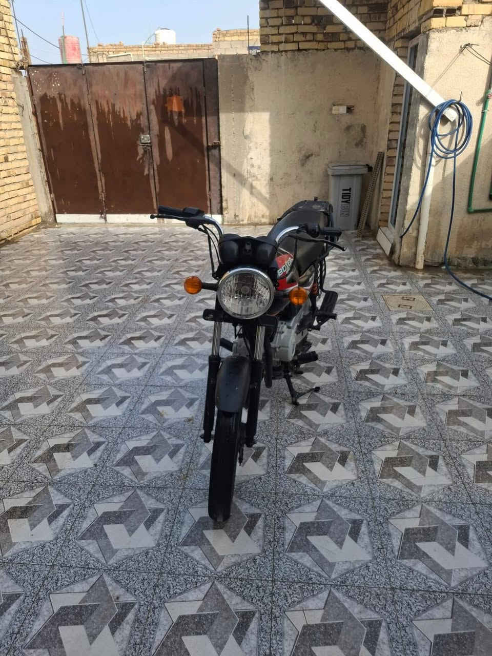 سلام عليكم دراجه نظيفه مكينه ما مفتوح بيهه برغي كامله من كلشي وراق كامله لسعر واحد وربع وبيهه مجال حك لجيه 
***********
