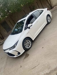 كورلا هايبرد 2023 ماشيه 29 داخل احمر بلادي فول مواصفات مواصفاتها معروف...