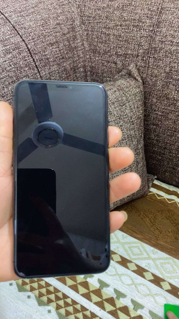 ايفون 11 برو ماكس مكفول  ماعدا دكمة الصامت واكفه السعر 275  الف***********
