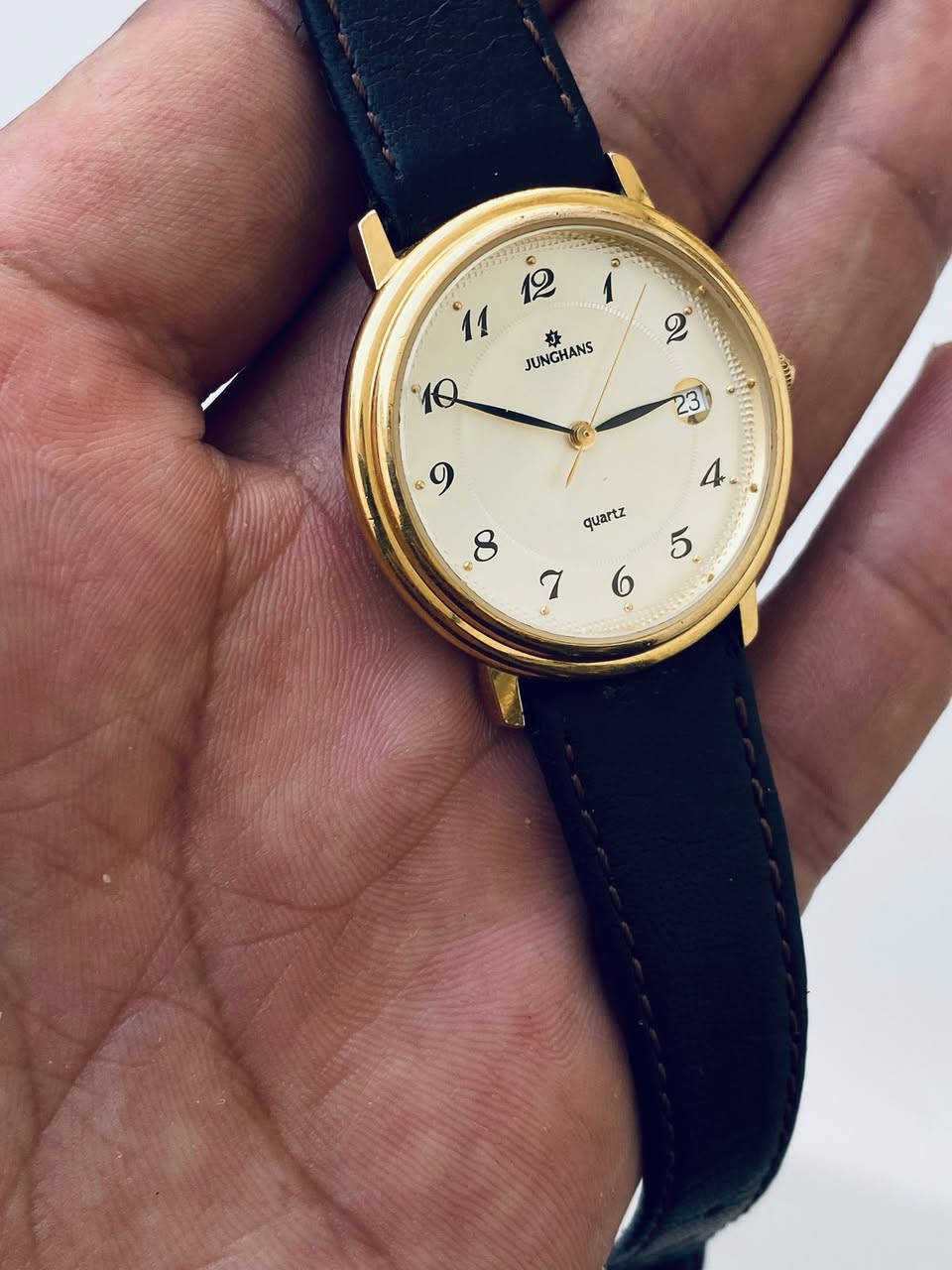 ساعة يد كلاسيكية من ماركة جنكهاز (Junghans) الألمانية الشهيرة، 

وتعمل بحركة الكوارتز (Quartz) ماكنه سويسري  طلاء ذهب مينه مميزه جدا جميله 
سير جلد طبيعي اصلي نافذه لتاريخ عند رقم3

قطر ساعه 34//36
سعر 55 الف يتوفر توصيل


**إذا كنت صاحب هذا الإعلان وتريد حذفه لأي سبب، رجاءا أرسل رسالة إلى الدعم الفني**