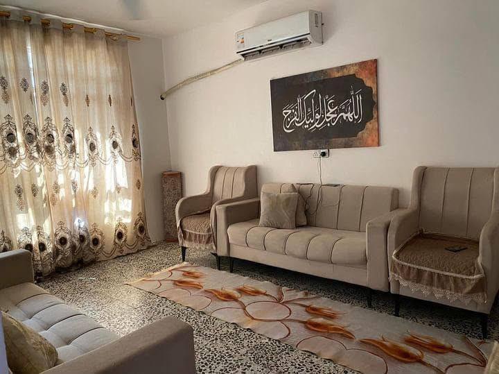 - الموقع: الأمين الثانية.
- المساحة: 175 متر.
- نوع السند: سكنية ورقية (مسجلة في البلدية).
- الواجهة: 6 متر.
- النزال: 29 متر.
- البناء: طابوق جمهوري مسلح.

تتكون الدار من:

- استقبال.
- صالة.
- مطبخ.
- غرفة نوم في الطابق الأرضي.
- غرفة نوم في الطابق الأول.
- حمام داخلي.
- حمام خارجي.
- درج وسطح.

✅ الدار فارغة وجاهزة للسكن مباشرة.

💰 السعر خاص بالاتصال.

📞 ***********

للجادين فقط.
