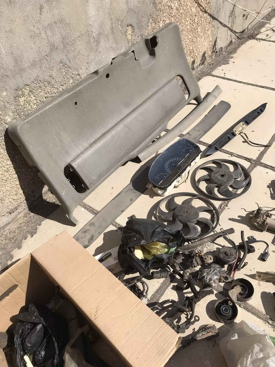 السلام عليكم اخواني ،عندي غراض دوج كرايسلر ٧ راكب من موديل ٩٦-٢٠٠٠ اللي يريدها يتصل على تلفوني ويجي ياخذها بالف عافية فقط اريد منه الدعاء لامواتنا ،عنواني حي الجهاد/الاطباء وتلفوني *********** ابو عبد الله إخوان مجانًا لوجه الله ثواب على روح الاموات ،اتصل ولاتراسلني على الفيس مااجاوب ،تعال اخذهن وادعيلنا والله وياك
