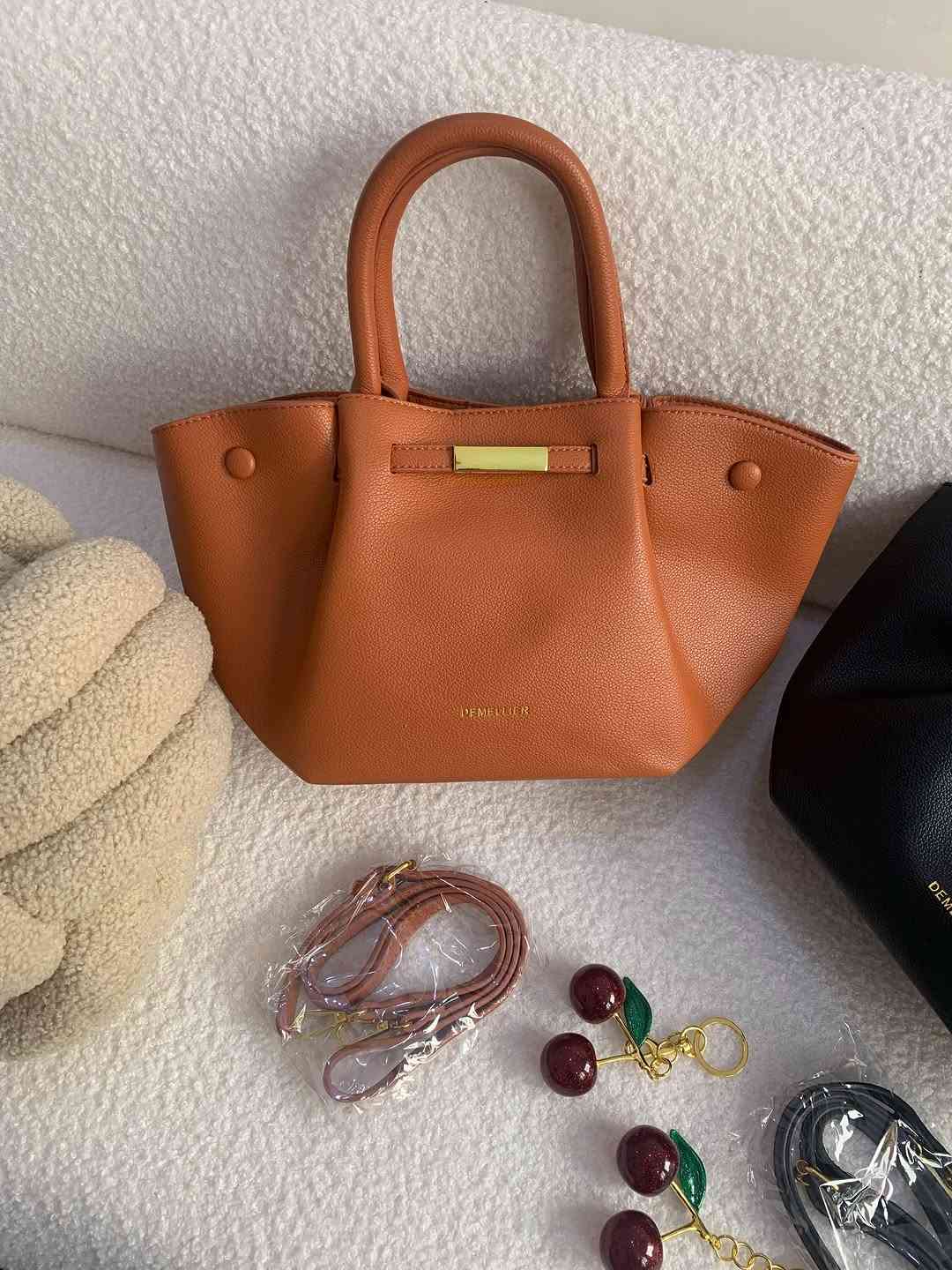 ⁨	⁨	الجنطة الترند ديمًًـ*لـر🌸🌸
ماستر بأعلى كوالتي .. حجم وسط 
السعر 27  ألف 
توصيل 5 لجميع المحافظات 
#اكسبلورر⁩⁩


**إذا كنت صاحب هذا الإعلان وتريد حذفه لأي سبب، رجاءا أرسل رسالة إلى الدعم الفني**