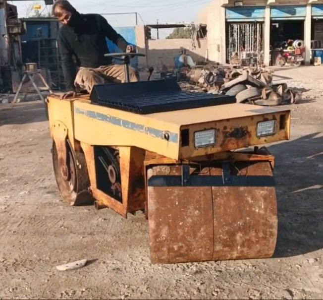 للبيع حادله ستيليه رولتين 3طن عرض 90 سانتيم ادوات مابيه ارقام حادله شغاله محرك 3 بستم كابوته جديد كيره وهزاز شغال ثكيل وخفيف السعر 35 ورقه مكانه واسط عزيزيه الشراي يتصل ***********.
