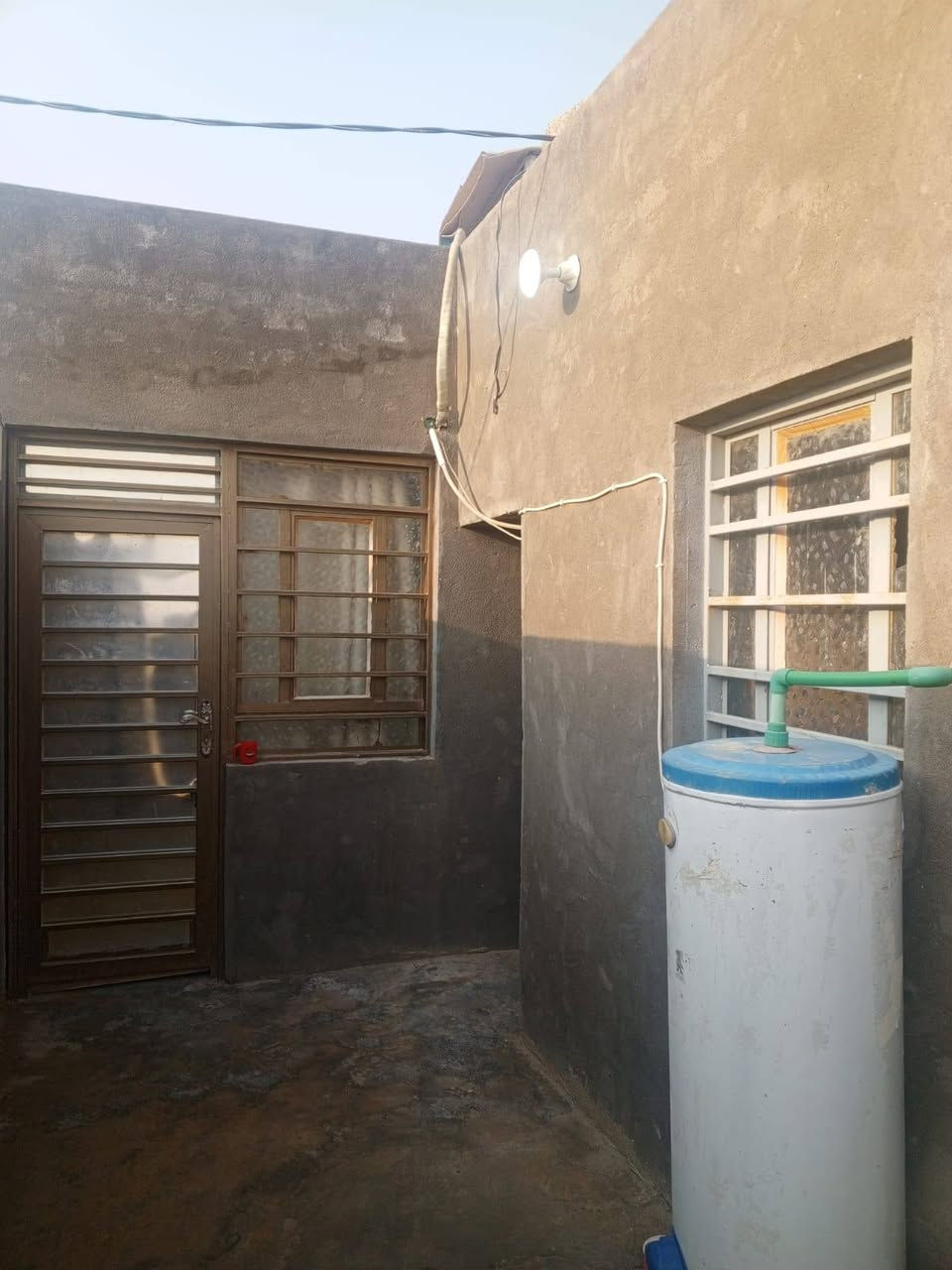 هيكل للبيع بالجزيرة واصلة خدمات بيه غرفة ومطبخ وصحيات كاملات وباقي البناء كما موضح بالصورة للأستفسار الاتصال على الرقم *********** او مراجعة المكتب / الصوب الكبير شارع الجسر مقابل مجمع ستار
