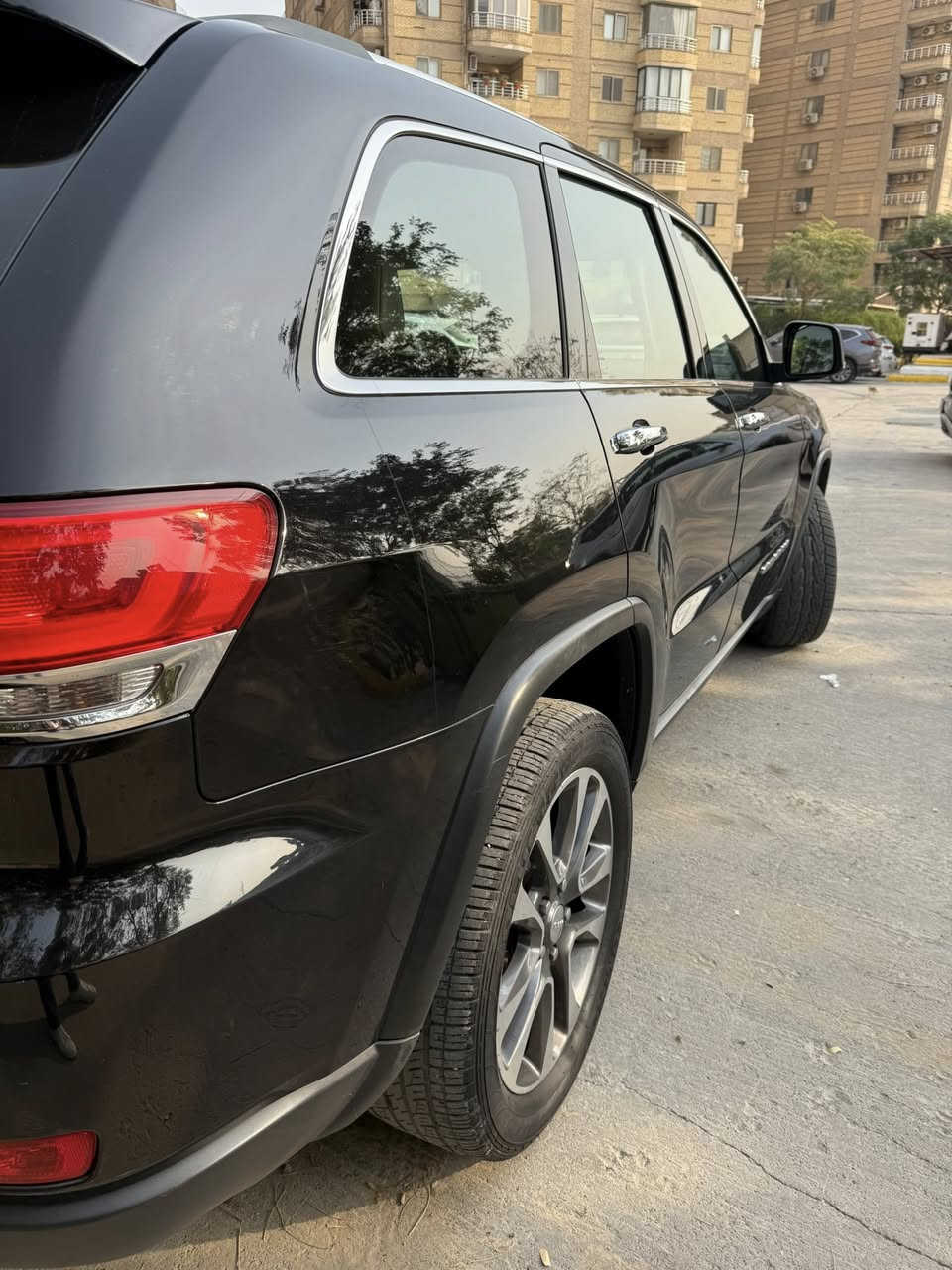 جيب للبيع
جيب كراند شيروكي موديل 2018 مواصفات لمتدد بلس خليجي وكالة هارلم

السيارة مكفولة من الضربة والصبغ والتبديل 

ممشى السيارة / 100000

رقم اربيل، سنوية وهزة مسويلهة جديدة تنتهي 2029 ، لون السيارة اسود 

مواصفات :-

فتحة بانوراما ، بصمة ، 3 شاشات ، شاشات خلفية ، 4 وضعيات قيادة ، حساسات امامية ، حساسات خلفية ، اشاير بالمري ، مري قلاب ، فور ويل ، محرك 6 سلندر ، تدفئة وتبريد كشنات ، 3 وضعيات خزن ميموري ، ابل كار بلاي ، وباقي مواصفات اللمتدد بلس المعروفة 

السعر / 26000$ وبيهة مجال بسيط

مكان السيارة / مجمع الايادي

للاتصال على الرقم / ***********
