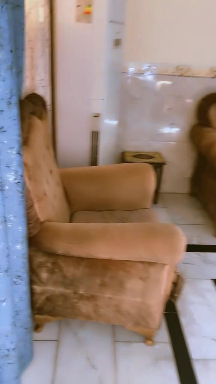 السلام عليكم 
بيت للبيع مساحته 144متر مسلح 
طابقين 4غرف فوك كله سيراميك ومرمر 
عنوان مدينه صدر قطاع 45 ع داخل
قريب ع شارع بدايت الفرع 
استفسار ***********
سعر 280 وبي مجال بسيط
