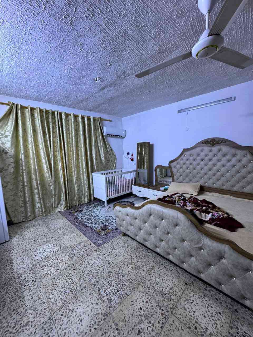 السلام عليكم دار للبيع في حي القاهرة مساحتة 450 متر يتكون من طابقين الطابق الاول يحتوي على صالة كبيرة وهول وغرفة نوم ومطبخ وحمام وطابق ثاني يتكون من ثلاث غرف نوم وحمام بالأضافة الى ان الدار يحتوي على حديقة كبيرة وكراج كبير للاستفسار الاتصال على الرقم *********** أتصال + واتساب
