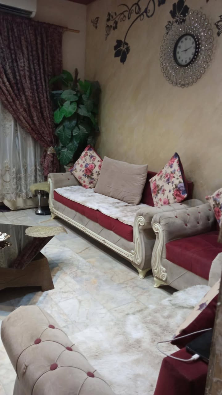 #دار_للايجار_في_حي_الفرات_مقابيل_حديقة
ايجاره 425 ماء كهرباء على صاحب الملك
تفاصيل الدار #مؤثث
#مساحة100م
#الطابق_الارضي_مطبخ_صاله_استقبال_صحيات 
#الطابق_الاول_غرفة_نوم2_صاله_صغير_صحيات
للاتصال والاستفسار اكثر
***********
