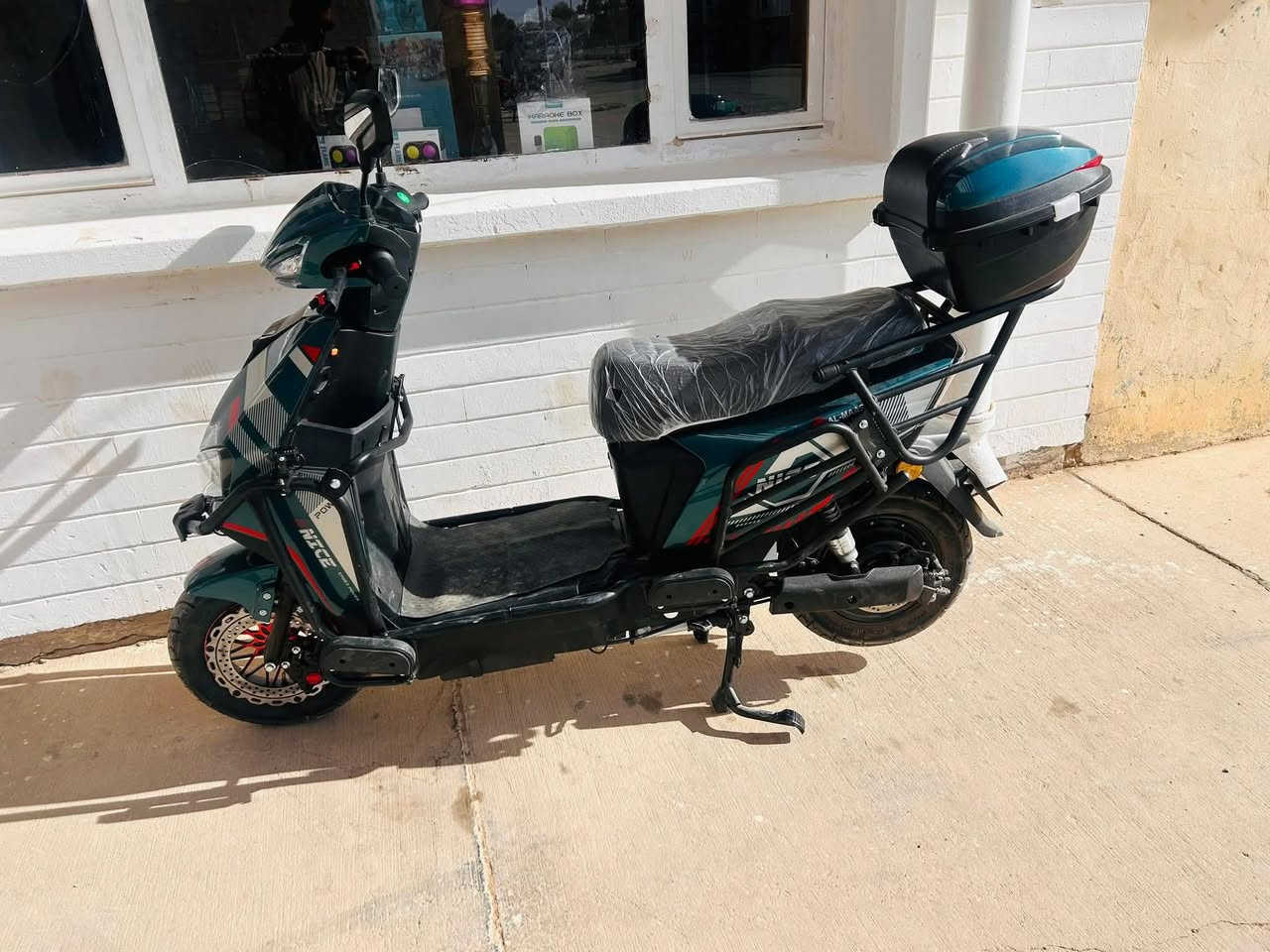 دراجة كهربائية سبورت – شكل ناري وأداء قوي! 🔥
إذا تريد وسيلة نقل عملية، اقتصادية وبنفس الوقت شكلها فخم ومميز 👌
⚡ تعمل على الكهرباء – بدون صرف بنزين
🔋 بطارية قوية تدوم مسافة ممتازة
💡 إضاءة LED أمامية عصرية
🛵 تصميم رياضي جذاب
🧳 بيها صندوق خلفي للتخزين
✅ مناسبة للدوام، التوصيل، والمشاوير اليومية
حالتها ممتازة وجاهزة للاستخدام 👌
📩 للحجز والاستفسار راسلني عالخاص
📍الموقع: البغدادي 
***********
