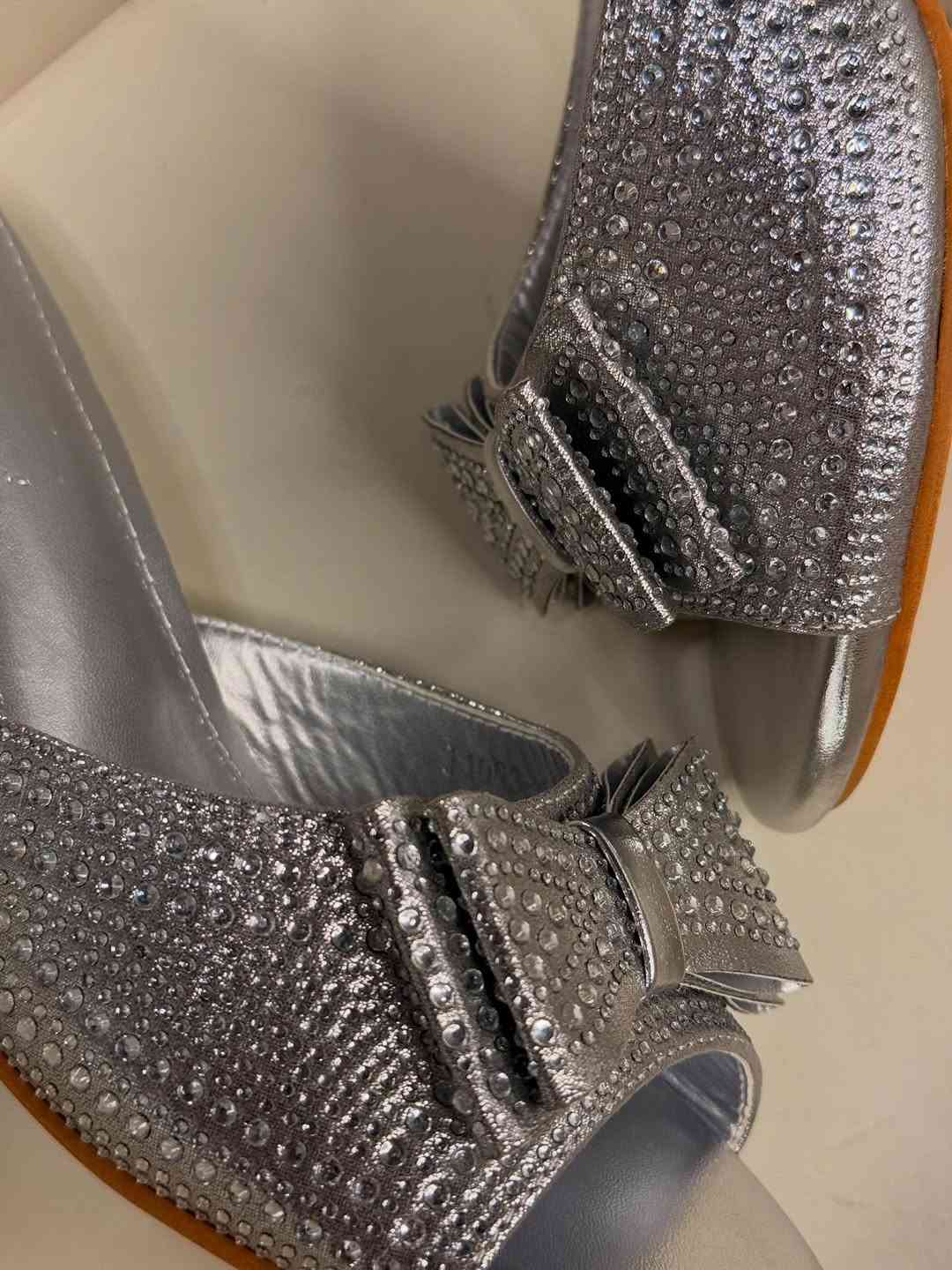 جديد NEW

كوالتي عالي جداً 

Size 36.37.38.39.40.40.41

شغل يدوي 
دبّان طبي 

كعب 5cm

اسود ابيضّ ذهبي  فضي 

للحجز والاستفسار دايركت 

كوني هنا viola 
الثقه. الراحه. الجمال


**إذا كنت صاحب هذا الإعلان وتريد حذفه لأي سبب، رجاءا أرسل رسالة إلى الدعم الفني**