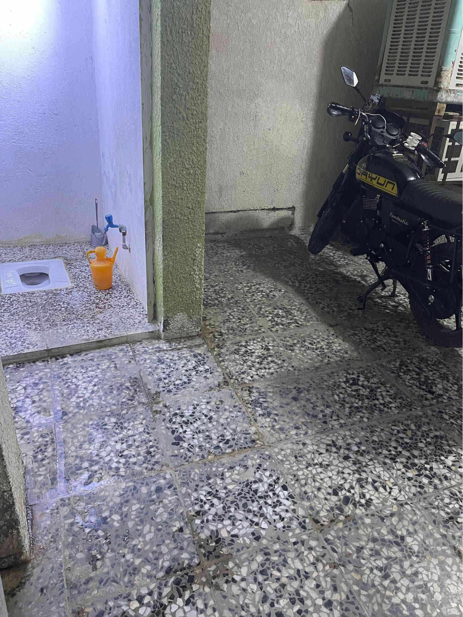 السلام وعليكم بيت البيع مساحه ١٢٥وجهه٥ يتكون من حوش وتواليت خارج وستقبال وحوالي وغرفه وفوك غرفه ماكامله وبيتونه جبيره وسطح العنوان بوب الشام  زراعي بيت ضيفان بدايه الزراعي مقابيل اسواق ابو عبدالله السعر ٦٥وبي مجال بصيط وهذا رقم التلفون الاستفسار اكثر *********** بغداد
