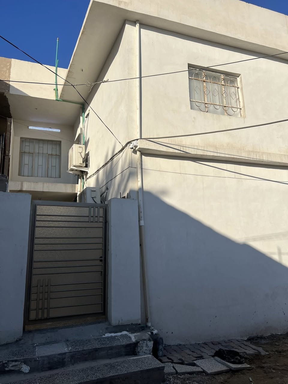 السلام عليكم
مشتمل للبيع المساحة_64

طابقين 

الطابق الاول صاله وحمام ومطبخ 

الطابق الثاني 

غرفة نوم عدد اثنان 

الطابق الثالث بيتونه وسطح البناء ممتاز الارضية ممتازة ماء مجاري كهرباء  جديد

ترميم جديد نهاية 2025

للاستفسار:

***********

واتساب:***********
