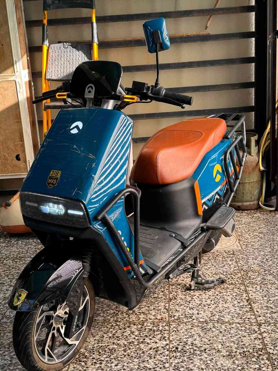 دراجة شحن HVS 318 بطارية عدد 6 الشحنه الوحدة تمشيك اكثر من 65 كيلو دراجة بالجيس تايراتها جدد 
مواصفتها بك ورة 
3 نمر 
سرعتها 87 
لدات عالي ناصي 
بيها درع لحماية الدراجة
وبيها بعد هواي مواصفات حلوة دراجة عملية 
سعرها 950 الف 
*********** واتساب مكاني بغداد الدورة
