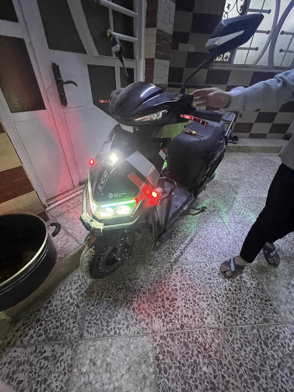 السلام عليكم دراجه شحن ماسه ٢٠٢٥
٦ بطاريات نظيفة 
٤ سرعات تقفل (٩٩)
نظام بك R
مثبت سرعه 
كلوب عالي ناصي 
دبل اشاره 
ملف ٣٥٠٠
السعر ٨٠٠ 
مكان بغداد ابي غريب الشهداء 
واتساب ***********
