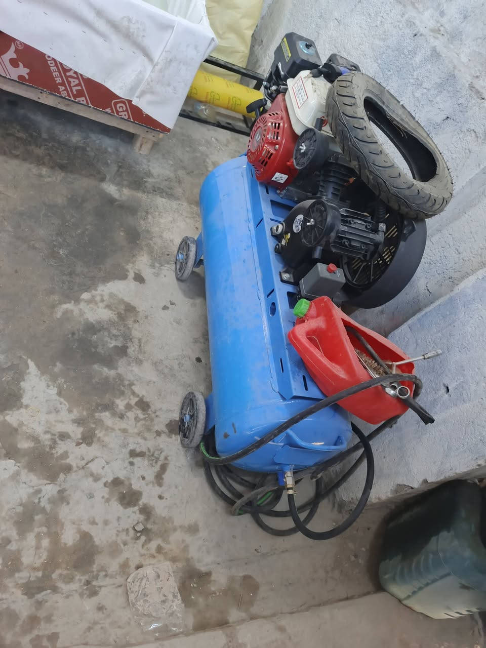 سلام عليكم كمبريسر هوا جديد مشتغل بس مرتين مكان كربلاء خابر دلل 120لتر ***********
