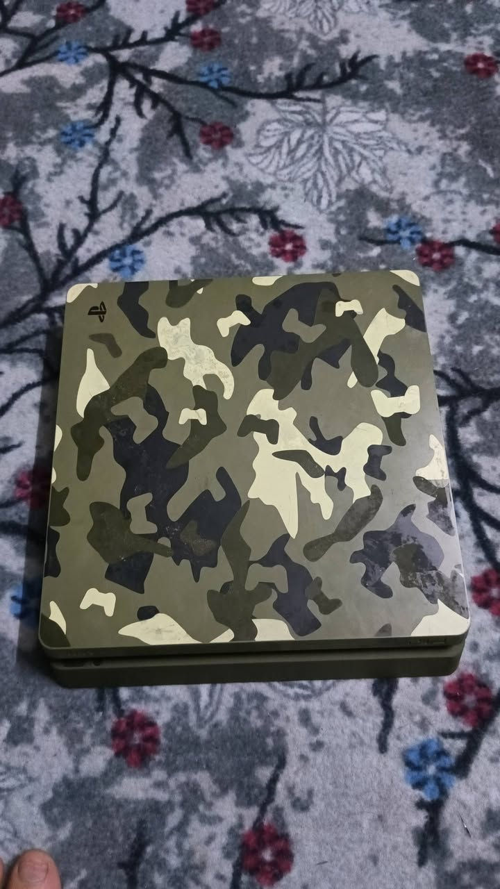 السلام عليكم بلي 4 مهكر نضام 12.02 باندل ذاكرة 1تيرا  كلش نضيف وممفتوح ولامصلح مع يدات ثنين وحده اصليه وحده تجاريه وهارد خارجي نص 500 ذاكرته 
سعر ٣٠٠ وبي مجال اذا وي الهارد اذا بدون هارد ٢٧٥
***********
مكان بغداد الحريه
