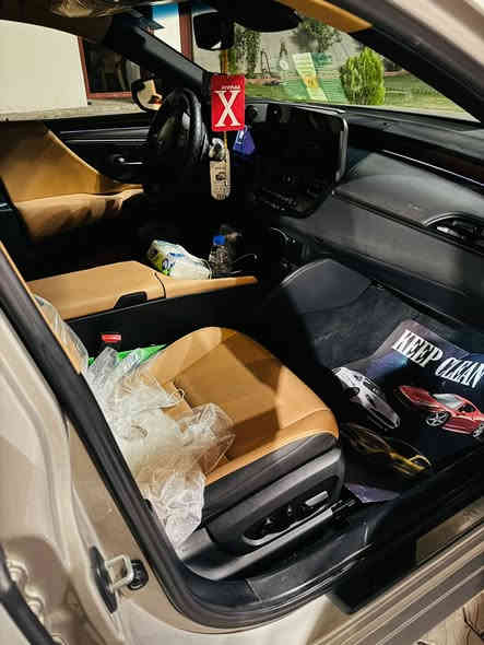 السلام عليكم 
للبيع لكزز     es300 هايبرد  2023 
تبريد كشانه ومواصفات ال es معروفه 
لون ذهبي 
ماشيه 57 الف 
مبدل قطعه وحده ( البنيد )
صور الحادث موجوده 
السياره احلى من الصور بهواي 
السعر   31 $ 
 وبيها مجال حك الجيه 
المكان بغداد المنصور 
السياره بأسمنه وتحويل مباشر
***********
