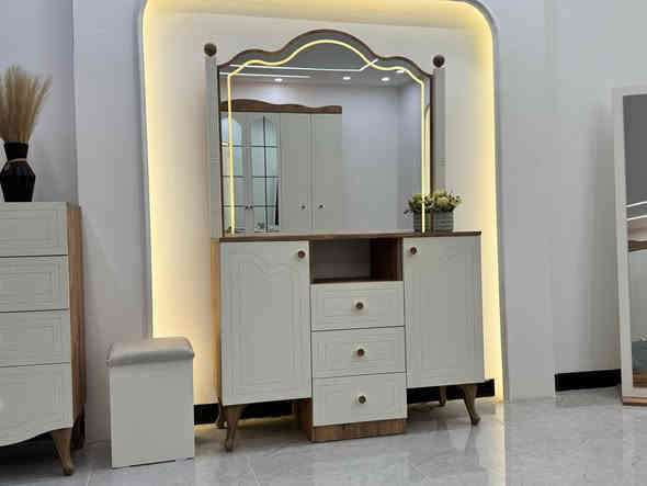 🎉✨ عروض رأس السنة – غرفة نوم اليت ✨🎉
فخامة وأناقة بكل تفاصيلها، تصميم مودرن عملي ومريح

المواصفات:
 • 9 قطع متكاملة
 • سرير خزان – ارتفاع 140 سم
 • برغي وجوي حديد 🔧🔩
 • قياسات كنتور: 240 × 235 سم
 • كنتور إضافي: 80 × 235 سم
 • ميز تواليت: 120 × 190 سم
 • كومدي: 55 سم
 • مراية قيافة
 • درور بأربع مجرات
 • طابوريه

📱 للحجز والاستفسار: *********** (واتساب
