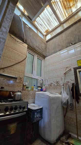 سلام عليكم بيت مساحته 110 متر  ب شارع المطار القديم مقابل مجمع الكوثر الطبي يبعد عن الشارع 40 متر  سقف صب مسلح بناء جناي بلوك اربيل سعره 38 وبيه مجال *********** النجف
