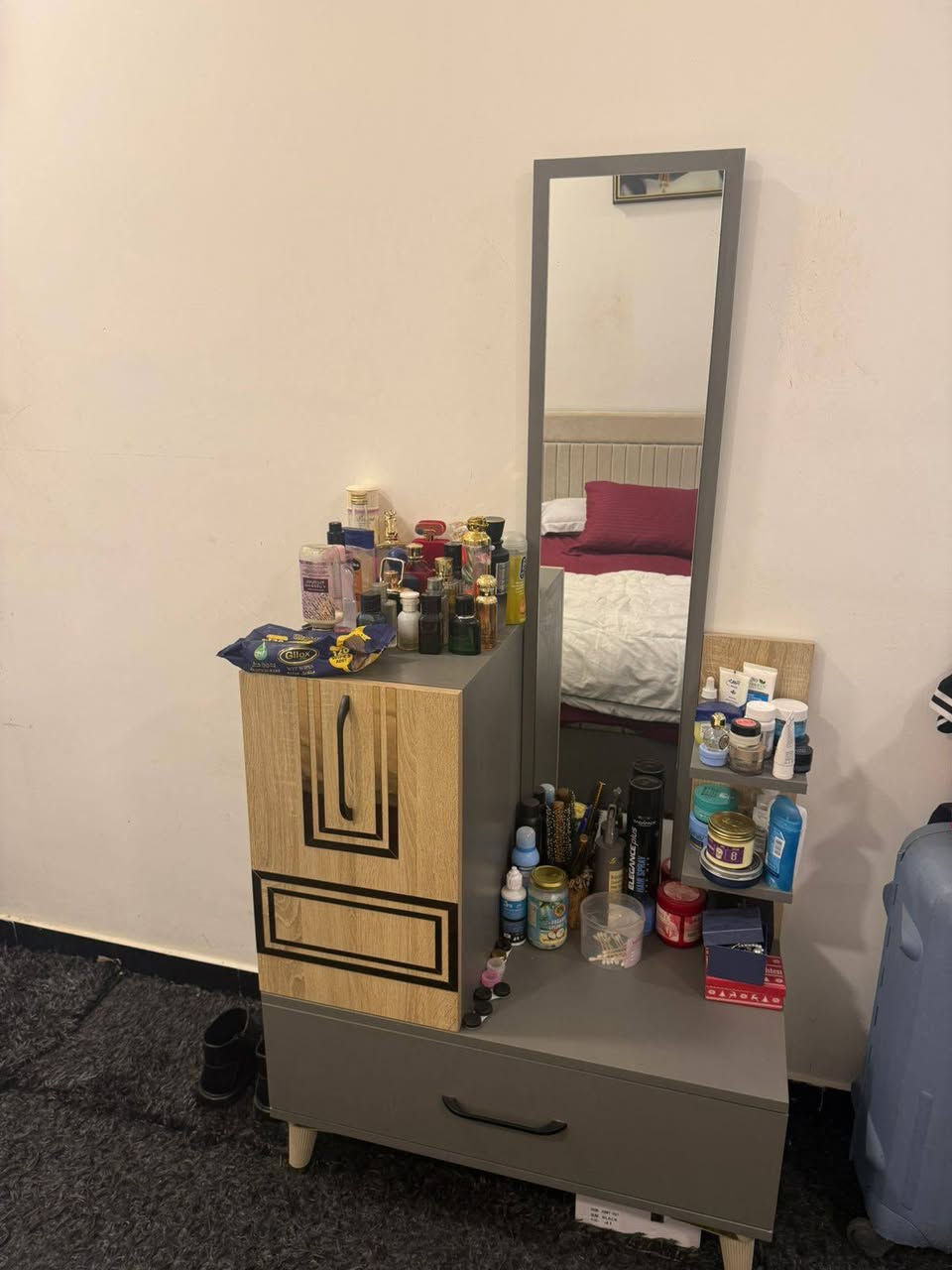 غرفة نوم مستخدمة قليل 5 قطع بدون ضرر مكان بغداد الاعظمية 
السعر 400  الف
***********
