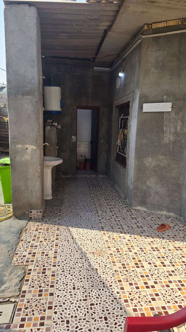 دار سكن للبيع وقف سني اصولي مسجل دفع بل سنه 25الف العنوان بصره أبي الخصيب العوجه قرب قطاع الصحي  يقع على شارع تبليط 10متر المساحة بيت 🏠 200متر يتكون من غرفيتي ودوانيه وصاله ومطبخ كراج حديقه صحيات خارج وداخل السكف سندويج مرتب السعر 45مليون الاستفسار اتصل أو وتساب ***********
