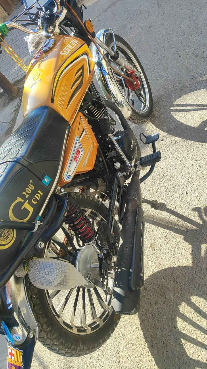 سلام عليكم دراجه سونك محرك 200 موديل 25 
دراجه نضيفه ممفتوحه بصمه عن بعد نكره سلف 
عوزه بس صينيه وتأير المامي مبدل فقط 
سعر 750 بيه مجال لشراي 
مكاني بغداد الحسينيه مال راشديه خاص موجود 
***********

