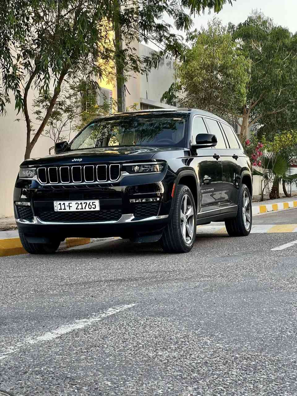 جيب  كراند شيروكي  لون اسود 2021 لمتد L .خليجي
7   راكب
وكالة هارلم السيارة  
المحرك : V6.  3.6L 
العداد :  37 الف  كيلو متر  
اللون : اسود 
الرقم : بغداد بأسمي 
سيارة جديدة على وضع الشركة  
مكان السيارة: البصرة 
المواصفات :
* دفع رباعي 4x4 . 
* رادار امامي مع مانع تصادم . 
* تحذير الخروج عن المسار . 
* تحذير النقطة عمياء  .
* ويل قياس 20 انج .
* سقف بانوراما . 
*دشبول دجتل مع شاشه بمواصفات عاليه
* شاشه كبيرة 10.1 انج . 
* نظام الخرائط (GPS) .
* كاميرا داخلية محيطيه  360 درجه  . 
* كاميرا خلفية . 
* المصابيح الأمامية زنون .
* كشافات الضباب زنون .     
* تشغيل عن بعد .
* صندوق كهربائي .
*شفتات بالستيرن.
السيارة مغلفة ppf  بالكامل  من شركة دايتك 

كفالة عامة  ما عدا  بارد بالجاملق الامامي  اثر طخه باب بسيطه  وصور الطخه موجوده عندي  

*الگير ماوس مع وضعيات قياده متعدده.
* مقصورة الركاب من الجلد الفاخر .
*تطعيم الدشبول والابواب صاج ملكي.
* حفظ وضعيات الجلوس (ميموري) . 
* المقاعد الأمامية كهربائية .
* المقاعد الأمامية تبريد وتدفئة .
* المقاعد الخلفية تدفئة .
*سايد بريك بصمه.
*فول تحكمات ستيرن امامي خلفي.
*عشره  ايرباك بالدشبول ولتكم ولكراسي
* سستم صوت Alpine . 
* انارة داخلية LED . 
* حساسات خلفية . 
* 7 راكب .
* مكيف خلفي مع وحدة تحكم منفصلة . 
* تدفئة ستيرن . 
* مرايا متحسسه للضوء العالي . 
* مانع تصادم خلفي .
* بلوتوث تلفون . 
* محدد سرعة . 
* نظام التشغيل والاطفاء الاوتوماتيكي ( Auto Start System ) .
* نظام بريك اوتماتيكي ( Auto Break System ) .
*وبقية المواصفات المعروفه
بانزين محسن والدهن درجة اولى من وكالة موتل 
اسف على الاطالة
العنوان البصرة  
للاستفسار  اتصال وواتساب
السعر  348$ بيها مجال   بسيط  
حيل جديدة  
***********
