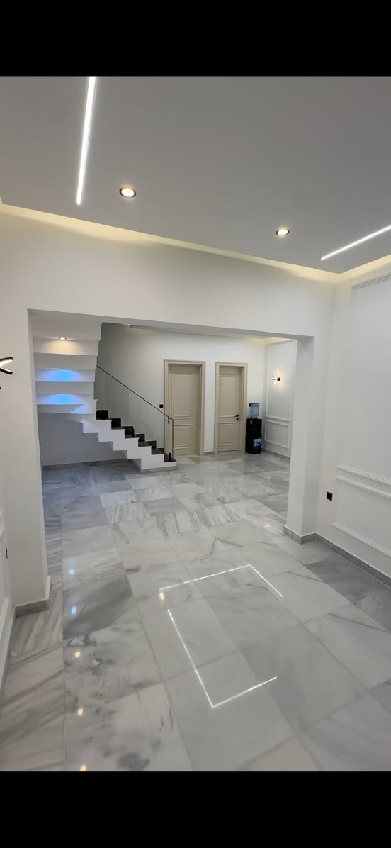 السلام عليكم دار لبيع  زراعي سند 25 ملك شخصي 
العنوان الدوره المهديه الرابعه مجاور جسر صدام 

خدمات المنطقه  كهرباء مجاري وتبليط ورصيف عرض الشارع 10 متر  

الدار. 100 م الواجه 6.25 والنزال 16 
يتكون من 4 غرف نوم 

مواصفات الدار 
1 رفت ارتفاع 50 س
2 ارتفاع الطابق الارضي 3.50 س
3ارتفاع الطابق الثاني 2.20س
4 جدران المطبخ والحمامات الواح هندي120*60
5 ارضيه الطابق الأرضي مرمر تركي درجه آولى قياس 60*60 كمال باش
6 الطابق الثاني بورسلين سعودي 
7 الدرج مرمر 
8 محجر الدرج جام مسكرت 10 م
9 الابواب ملكي درجه أولى 
10 الشبابيك الامنيوم درجه أولى 
11 تاسيسات الصحيات  مصري درجه أولى 
12 تاسيسات الكهرباء سعودي 
13 سقف الطابق الأرضي جبس بورد كامل 
14 التأسيسات كله ضمان 25 سنه 
15 الجدران سحبات ملكي 
16 نزالات سبالت دفن 
17 الواجه ملكي أقواس 

علمآ سعر الأرض 110 مليون 
والمنطقه بطابع سكني اكثر من 90 ‎%‎ 

الاستفسار اكثر الاتصال على الرقم 
***********
