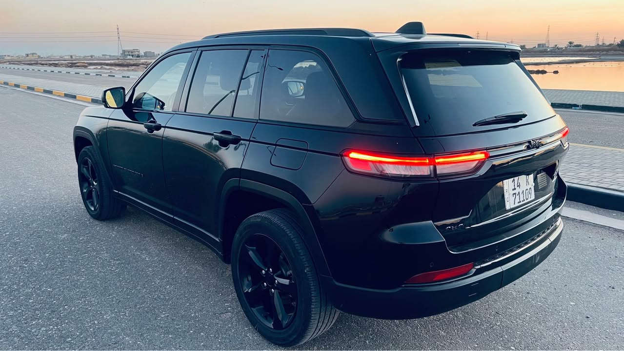 جيب گراند شيروكي 2023  5 راكب لون اسود محرك 3600
السيارة ماشية 50km فول مواصفات 
رادار امامي* نقطة عمياء *شفتات ستيرن *كشنات كنتارة وجلد *شاشة كبيرة كار بلي *شحن لاسلكي *كير طيارة *فتحة سقف سلايت
الضرر جاملغ وبنيد مثل ما موضح بالصوره مصلح وكامل  
السيارة رقمها بصرة 
رقم الشاصي /1C4RJHAG2PC647068
السعر 260$
العنوان /البصره 
الرقم/*********** البصرة, العراق
