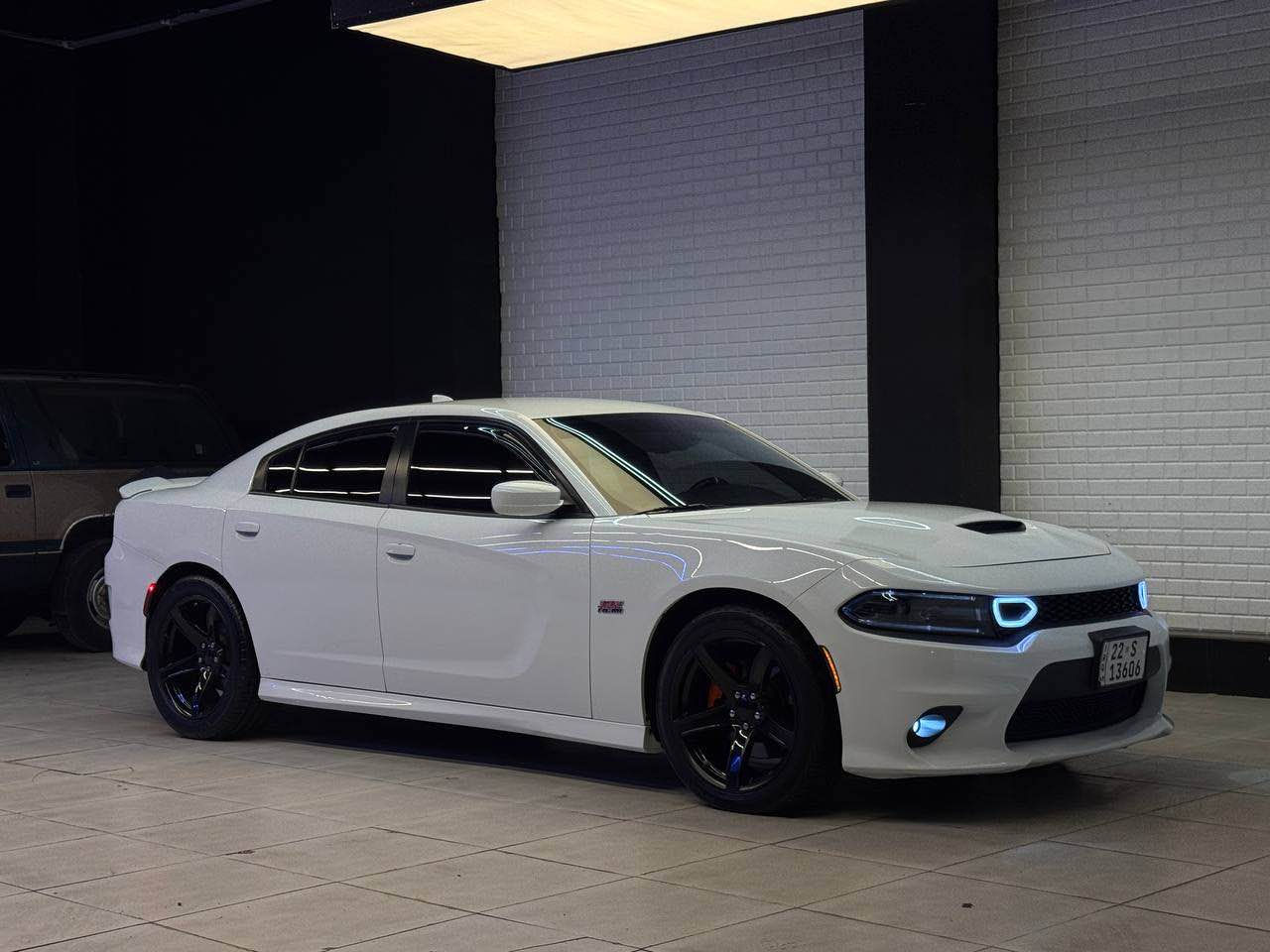 تحية طيبة صلو على محمد . 
النوع : دودج تشارجر . 
اللون : ابيض . 
الموديل : 2022 . 
الوارد : امريكي . 
الحادث : جاملغ خلفي مع غطاء الصندوق . 
عدد الاسطوانات ⚙️: 8 سلندر حجم 5700 . RT . 
بدون ايرباك . 
الرقم :- اربيل خصوصي الدولي . 
المواصفات 🔋: 
.
1- وضعيات قيادة متعددة .
2- مقاعد مخمل حضن . 
3- اضاءة led مع مصابيح خارجية . 
4- ويل كب بلاك نجمة اصلي امريكي . 
5-شاشة كبيرة تدعم الكاربلاي ومتعددة الاستخدامات .
6- نضام تحديد المسار ومثبت السرعة . 
7- نظام النقطة العمياء مع رادار . 
8- بصمة تشغيل مع دخول ذكي . 
9- كاميرا خلفية . 
10- دخول ذكي وتشغيل ذكي . 
11- سوبر تراك باك وضعيات فل سبورت . 
12- ستيرن كاربون الياف حقيقي امريكي . 
13- تحكم ستيرن . 
14- دفيوزر كاربون مع سبويلر واضافة . 
15- تخم تاير جديد . 
16- لد حلقات امامي بلادي من امريكا . 
باقي المواصفات المعروفة بفئة ال RT سوبر تراك باك . 
للاستفسار اكثر .📱
الهاتف :- ‭*********** كربلاء, العراق
