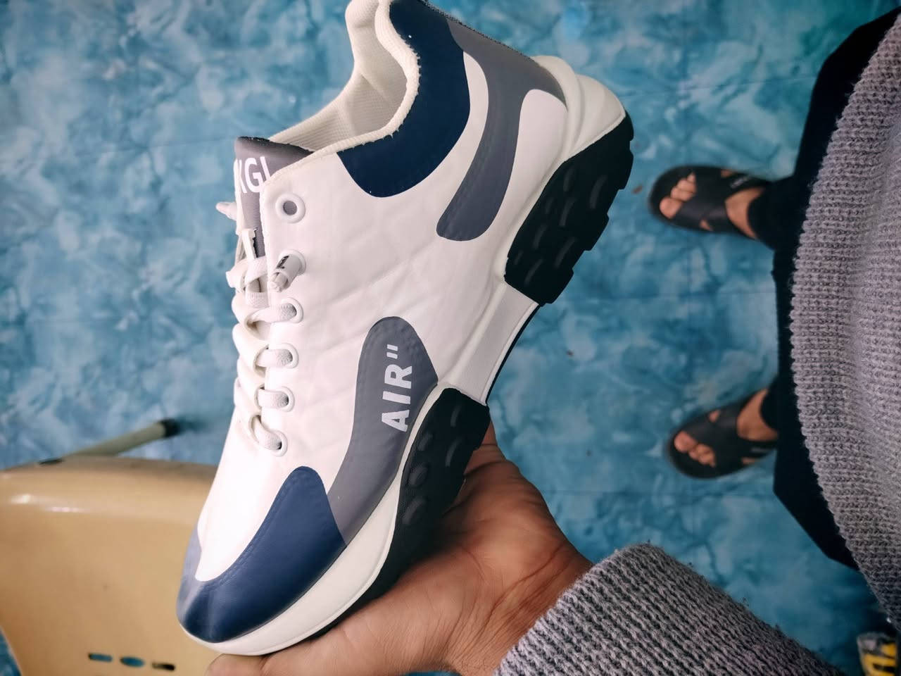 سلام عليكم عدي حذيه شلعه تقريب 33 زوج حذيه كله نضيفه ومابيه مضروب هاي كم قطعه منهن. و بسعر مناسب. ***********
