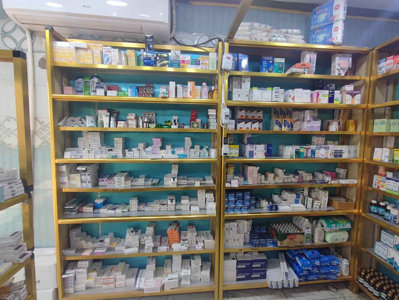 فاترينات المنيوم شغل ثقيل للبيع العدد 10 قطع  مع ميز عرض  ***********
