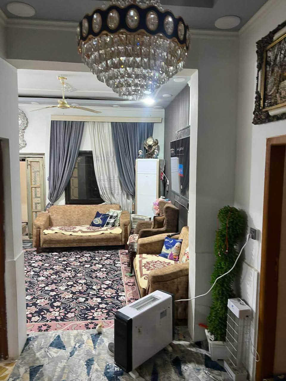 السلام عليكم بيت 🏡 للبيع في الاسكان الصناعي 
نزلة العمارات كلش قريب على الشارع الرئيسي 
مقابل الحديقه حديقه المساحه 125 م الواجه 12 ونص م والنزال 10 م البيت طابقين بناء حلو ومرتب … السعر مراسلة الصفحه أو الاتصال على الرقم الموجود … مكتب الخزاعي للعقار 
***********
