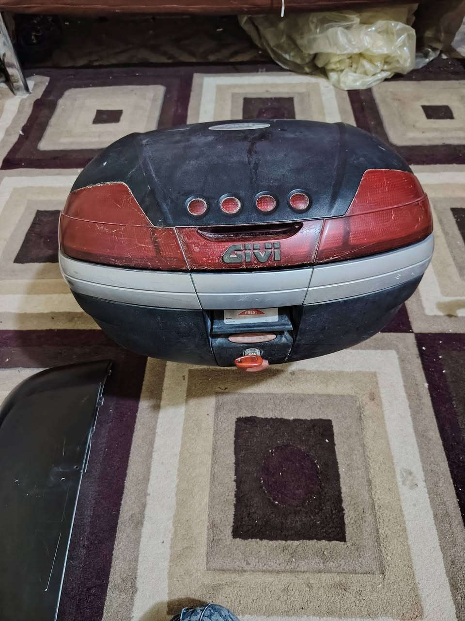 سلام عليكم صالنصه اصلي بيه زرف واحد اريدها 40 الف جنطه مال سلفر قفلها 60 مال حاويه كفر بوليس مصبوغ بس اصلي وليطه مالته كلهن موجوده  تكدر تصبغه بس ارجع وكول اصلي اريده 50 العلوان بغداد مدينة الصدر.....  ***********.... بي واتساب
