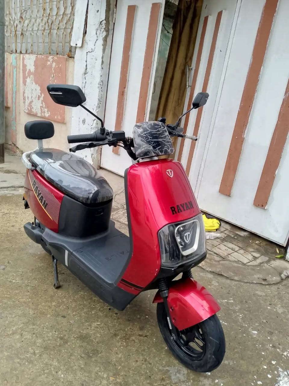 السلام عليكم للبيع دراجه شحن الريان باب اول دراجه معروفه ست بطاريات حجم كبير تنسه الشحن كلو شغال مابي اي نقص نضام الوقف p باكينك للأمان وتشغيل عن بعد السعر ٦٠٠الف قفل مكاني موصل الجديده للأستفسار وتحياتي***********‏
