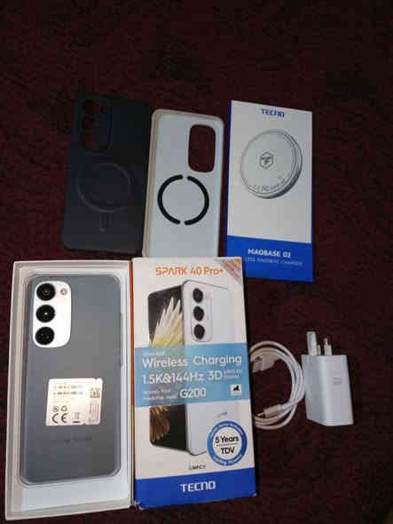 تكنو سبارك 40 برو بلص للبيع 

شاشة اموليد 144 هيرتز 

بطاريه عملاقه 5200 MA 

معالج الافضل من صنفه مدياتيك Halio G200 

كاميرات قوية وبمسشعر سوني تنطيك عزل ودقه ووضوح + فول ذكاء اصطناعي 

الشحن 45W  ويدعم الشحن الاسلكي 25 W والشحن العكسي الاسلكي بقدرة 5W 

ملحقات كاملة باكيت وشاحنه وشاحنته الماكسيف الاصليه 
الجهاز فول نضافه بعده بلزكة الشركة للبيع وللمراوس 

***********
