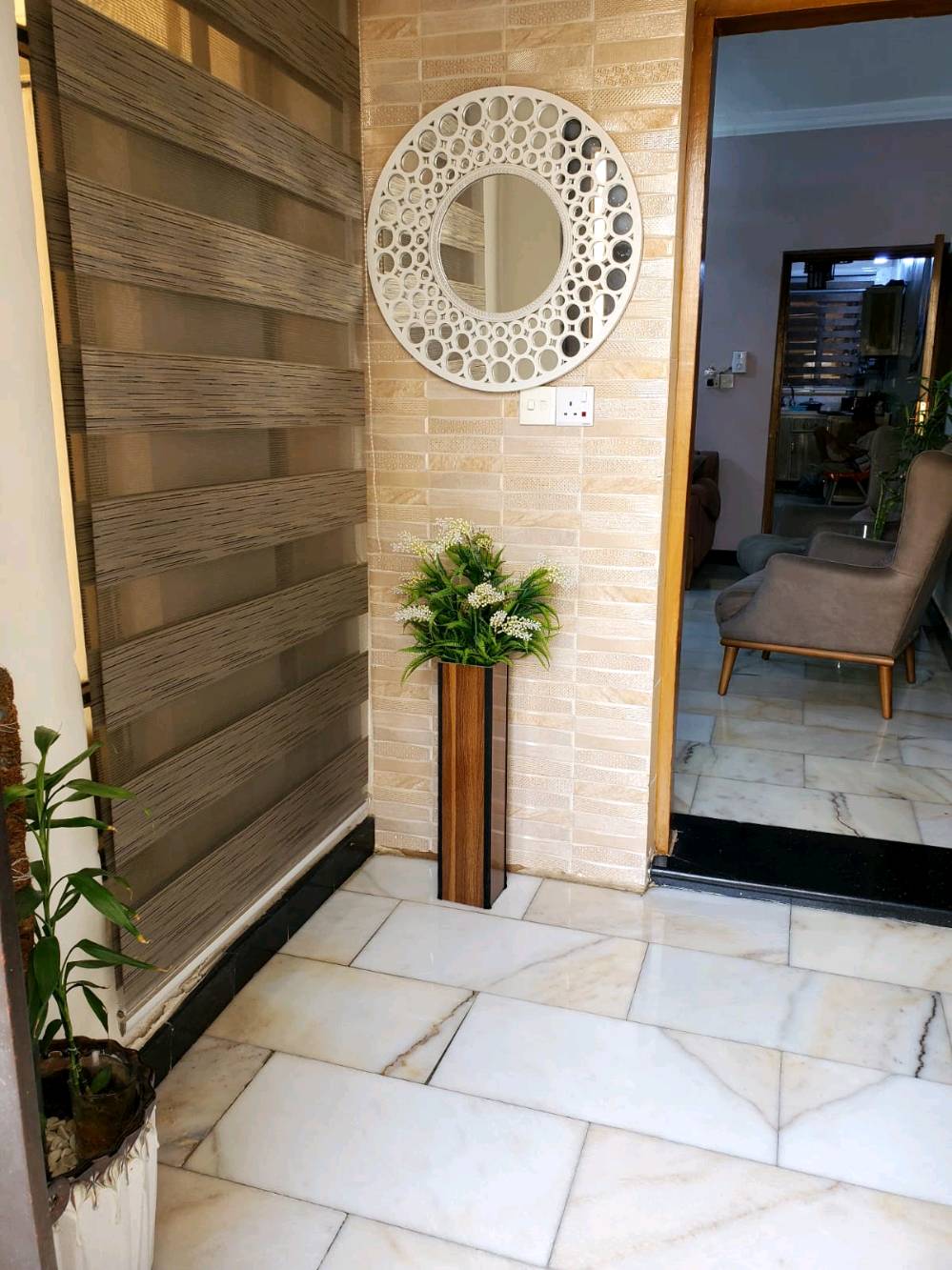 بيت أنيق للبيع في منطقة هادئة، يتميز بديكور داخلي عصري وأثاث مريح. يحتوي على صالة فاخرة مع كنب حديث ووحدات إنارة مميزة. المطبخ مجهز بسهولة استخدام ممتازة والحديقة مغلقة لتوفير الخصوصية. الأرضيات من الرخام الطبيعي مما يضيف لمسة فاخرة. البيت يوفر راحة للعيش وجو دافئ ومحبب.