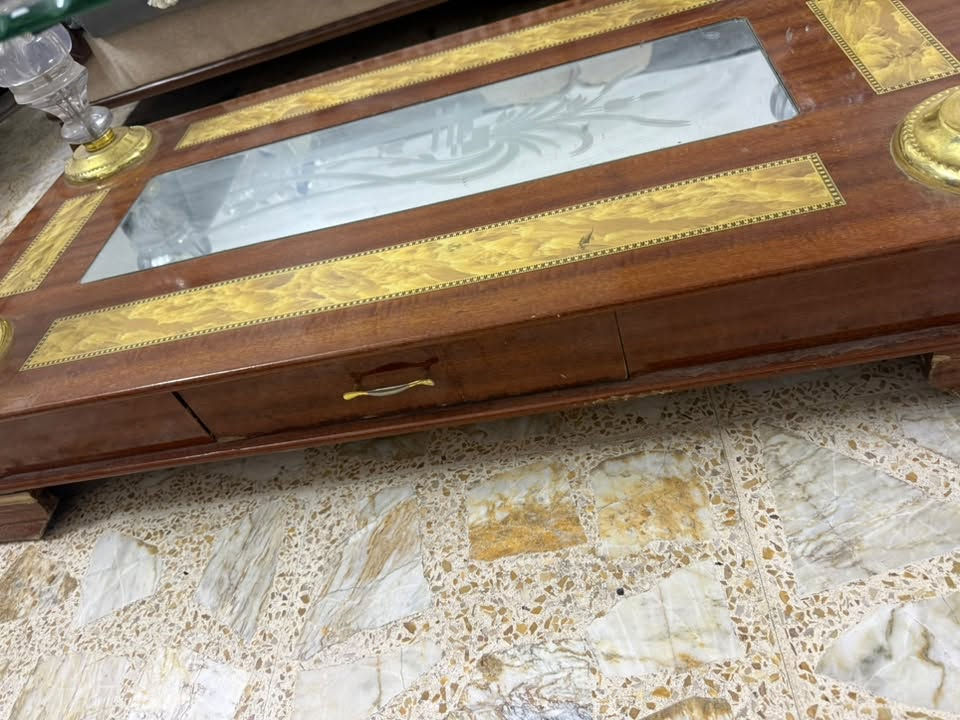 ميز للبيع السعر 20.      ***********
