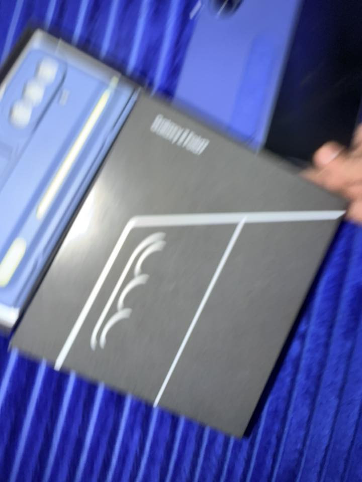 زت فولد 7 لون مميز ذ512 
نضافته 100/100
وياه كفرين اصليات 
للبيع او المراوس 
السعر مليون650
***********
