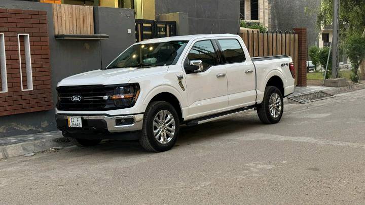 ‎للبيع فورد F150  2024 xlt
 
‎السيارة 5000 كيلو فقط قابلة للزيادة   يعني زيرو بعدها 
‎حساسات  خلفية وامامية
‎رادار 360درجه
‎كامرة 360 درجة
‎باب بدي فتح عل البصمة و الريمونت 
‎لايت  زنون شكل جديد 
‎شاشات عدد 2 ديجيتل حجم كبير فول مواصفات 
‎قيادة ذاتيه و تحديد مسار واتو ستوب توقف ذاتي
‎داخل مخمل 
‎تدفئة  كشنات
‎فتحة جام خلفية للبدي 
‎منافذ كهربائية داخل السيارة 
‎بصمة ابواب  و تشغيل عن بعد ورمز دخول ابواب 
‎كير تعليك 
‎كشنات كهربائي و تدفئه 
‎مري  كهربائي و اشاره  و كامرا وترحيب 
‎بصمات دخول ابواب و رمز سري
‎انارة محيطية 360 درجة 
‎منافذ كهرباء 220 فولت و كذلك 110 فولت بكل مكان بالسيارة  
‎وضعيات القيادة اكثر من 7 انظمة ( جبلي و صحراوي و اقتصادي و طبيعي و سبورت و سلس و صخري و ممطر الخ...)
‎محرك 3500 تون تيربو كير 10 نمر ، 4 ويل