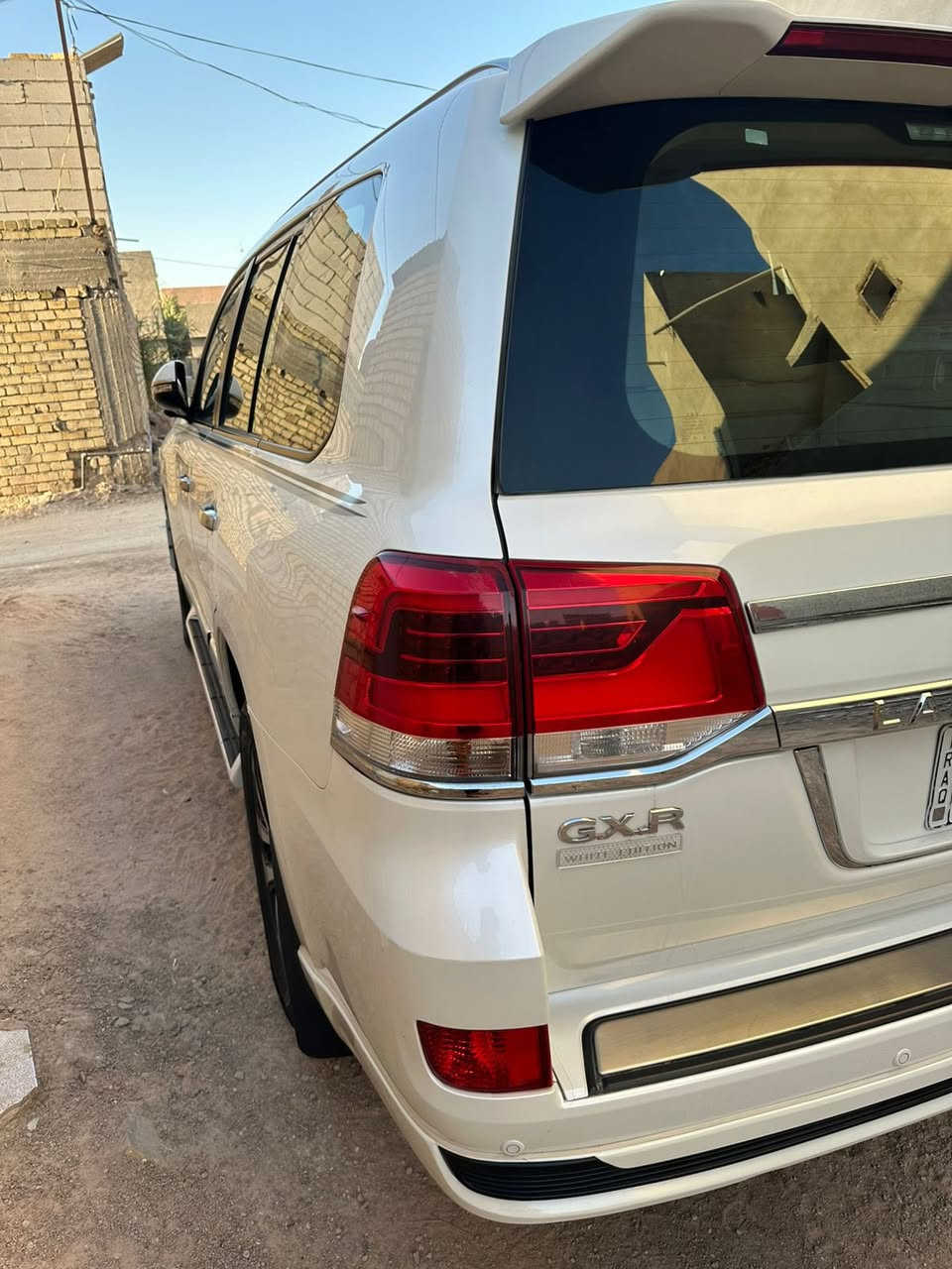 لاندكروز ( ٢٠١٧ ) وايت ادشن
السيارة فول مواصفات 
كامرات 
حساسات 
شاشات 
السيارة كامله تخم تايرات جديد 
فلنچات جديده 
دسكات جديده 
السيارة بيه قطه وحده قبق الجنطه الصغير 
للإستفسار ***********
