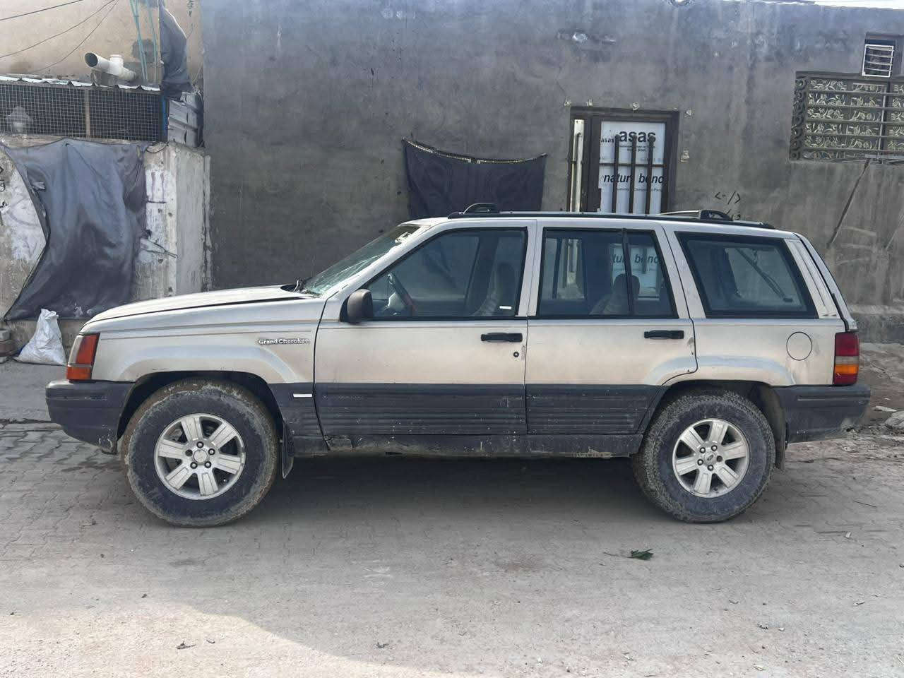 السلام عليكم جيب شيروكي موديل 1994
محرك 6 سلندر بلادي والكير بلادي 
تخم تايرات جديده حداديتها زينه 
رقمها الانبار سياره اصوليه
مكانها نجف سعرها 30$ وبي مجال 
***********
