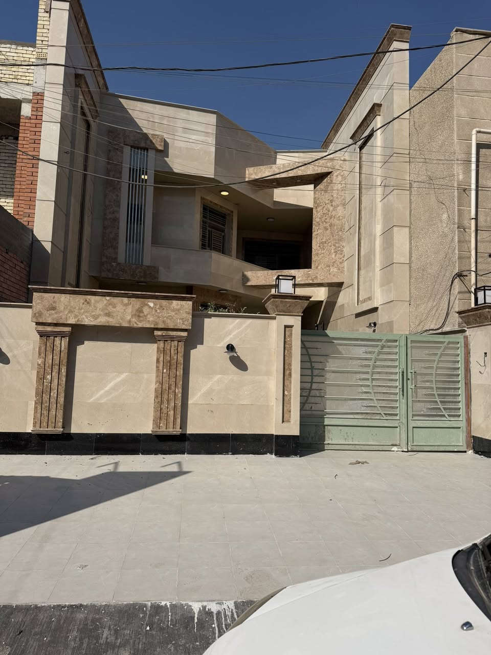 بيت 135م للبيع في منطقة حي البنوك / مقابل شارع الفتلاوي محلة 319 شارع عريض 15م

واجهة  8/20م  نزال 30م (سند مستقل)

سنة البناء 2018 محدث 2026

يحتوي على كراج + حديقه

الطابق الارضي: مدخلين للبيت ( مدخل استقبال منفصل ) + مطبخ حار بارد + جلسة + حمام كبير + غرفه نوم

الطابق الاول: 3 غرف نوم  سويت كبيره + خدمات

الطابق الثاني: بيتونه كبيره تنفع مخزن + سطحين امامي وخلفي كبيرين

لمزيد من الاستفسارات الاتصال على الرقم 
او مراجعه مكتب السالم للعقار  الكائن في 
حي البنوك شارع الكنيسه 

📞***********
