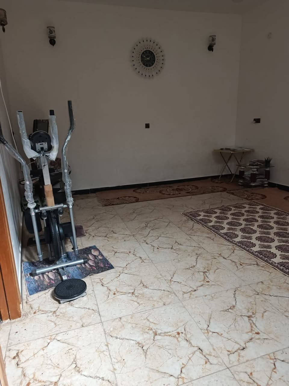 بيت للبيع في ام الخيل الرابعة قرب سكة القطار يبعد.عن الشارع العام شارع واحد مساحة 200 متر طابق واحد البيت زراعي طابو عثماني يتكون من غرفتين نوم كبيرات وصالة وستقبال و مطبخ وصحيات داخلية وخارجية  البيت كما موضح بالصورة سعرة 120 مليون وبي مجال للشراي للتواصل الاتصال على الرقم 
***********
