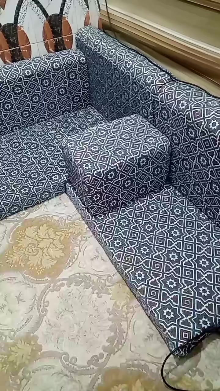 گعده عربيه للبيع جديد كلش مشتريها قبل فتره سعر 550 الف عالي وربل صغط 14متر 7 منادر 7 تكيات 
العنوان بصره حي الاصدقاء 
***********
