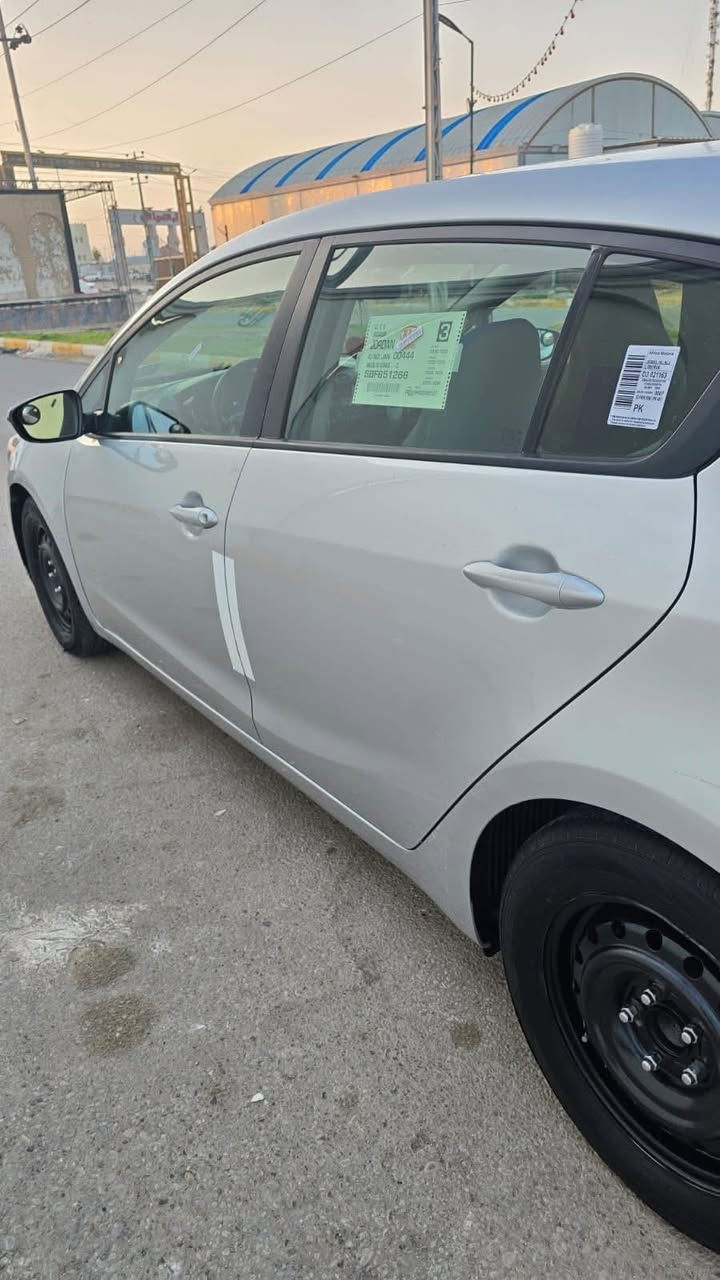 السلام عليكم
كيا فورتي موديل 17 حره 
امريكي مكينه 2000 دوش المرغوب 
الضرر جاملغ ايمن مبدل وتصليح طرف البنيد 
بدون دواخل 
السعر 105 وبيها مجال 
الشراي يتصل ***********
